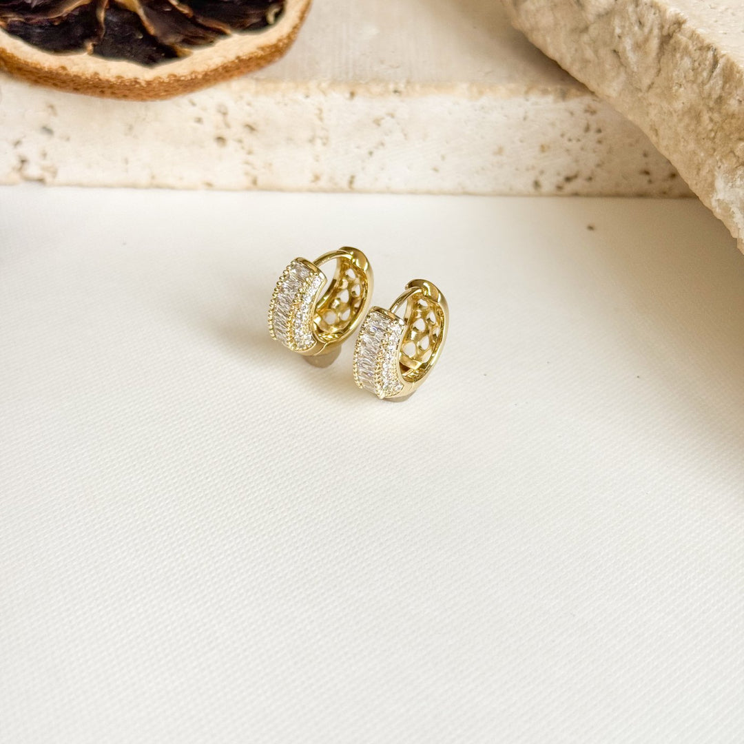 Brincos Huggie Torcido — Ouro 18k