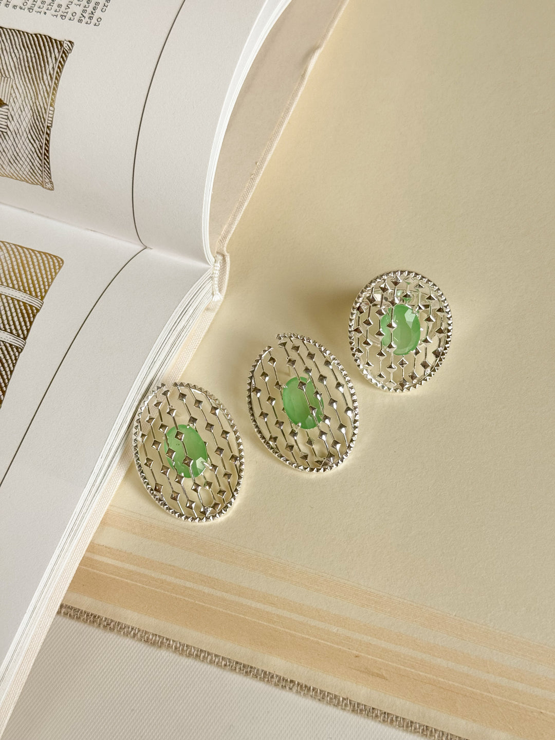 Brinco Oval com Pedras